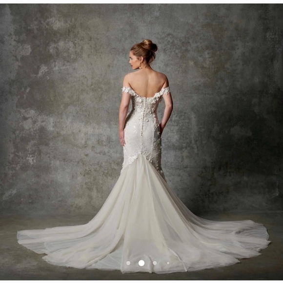 Wedding Gown- Make Me An Offer- Exquisite Floral Lace Bridal Gown. - Picture 2 of 8